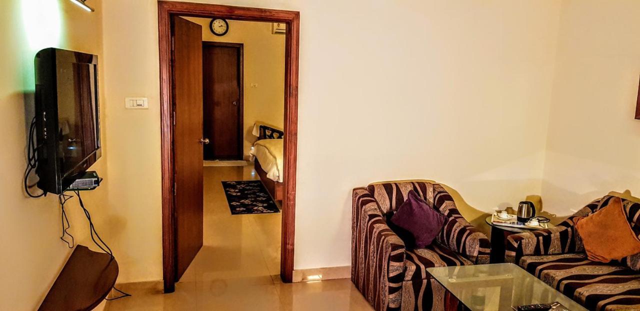 Hotel Bombay Inn คัทตัค ภายนอก รูปภาพ