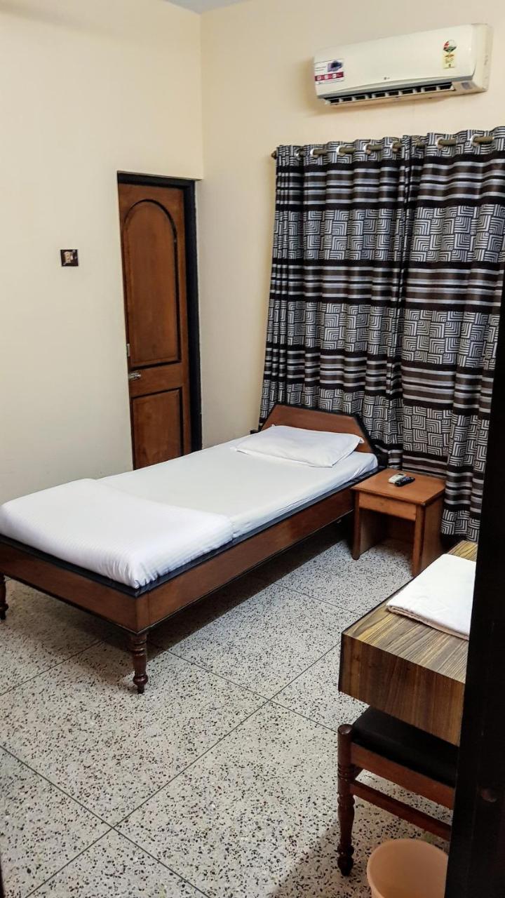 Hotel Bombay Inn คัทตัค ภายนอก รูปภาพ