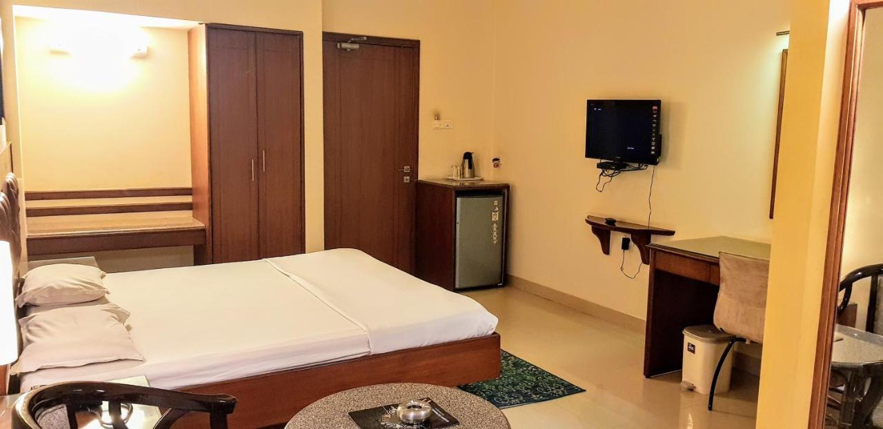 Hotel Bombay Inn คัทตัค ภายนอก รูปภาพ