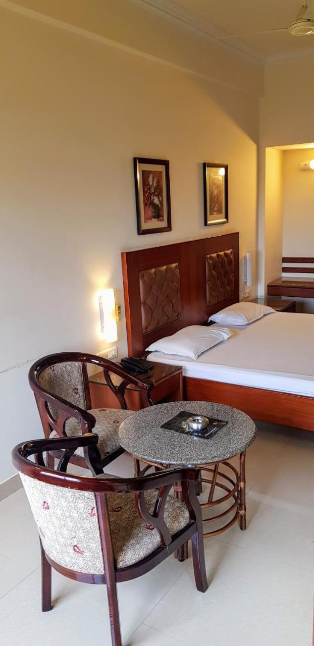 Hotel Bombay Inn คัทตัค ภายนอก รูปภาพ