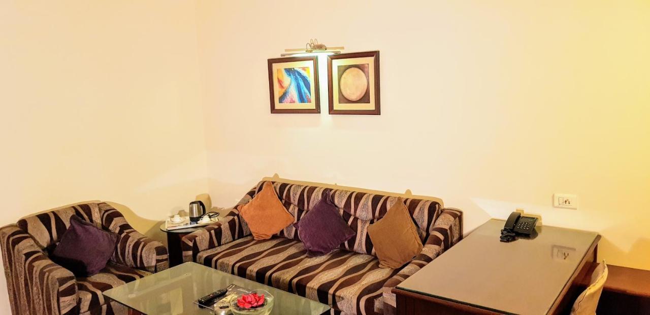 Hotel Bombay Inn คัทตัค ภายนอก รูปภาพ