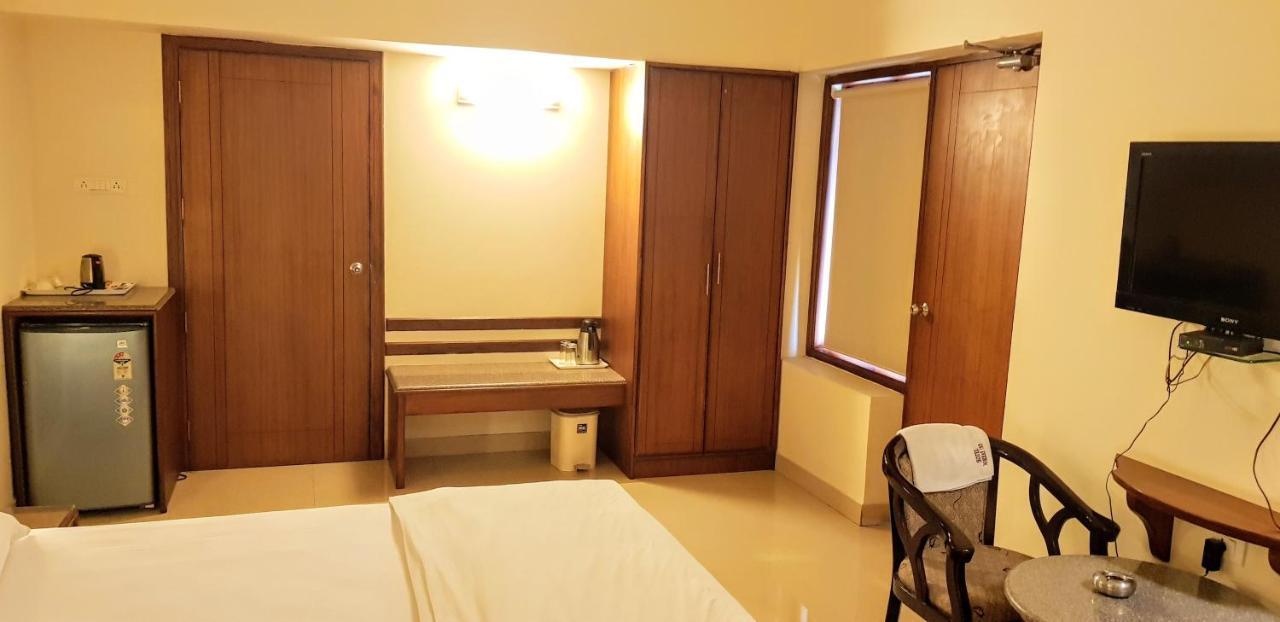 Hotel Bombay Inn คัทตัค ภายนอก รูปภาพ