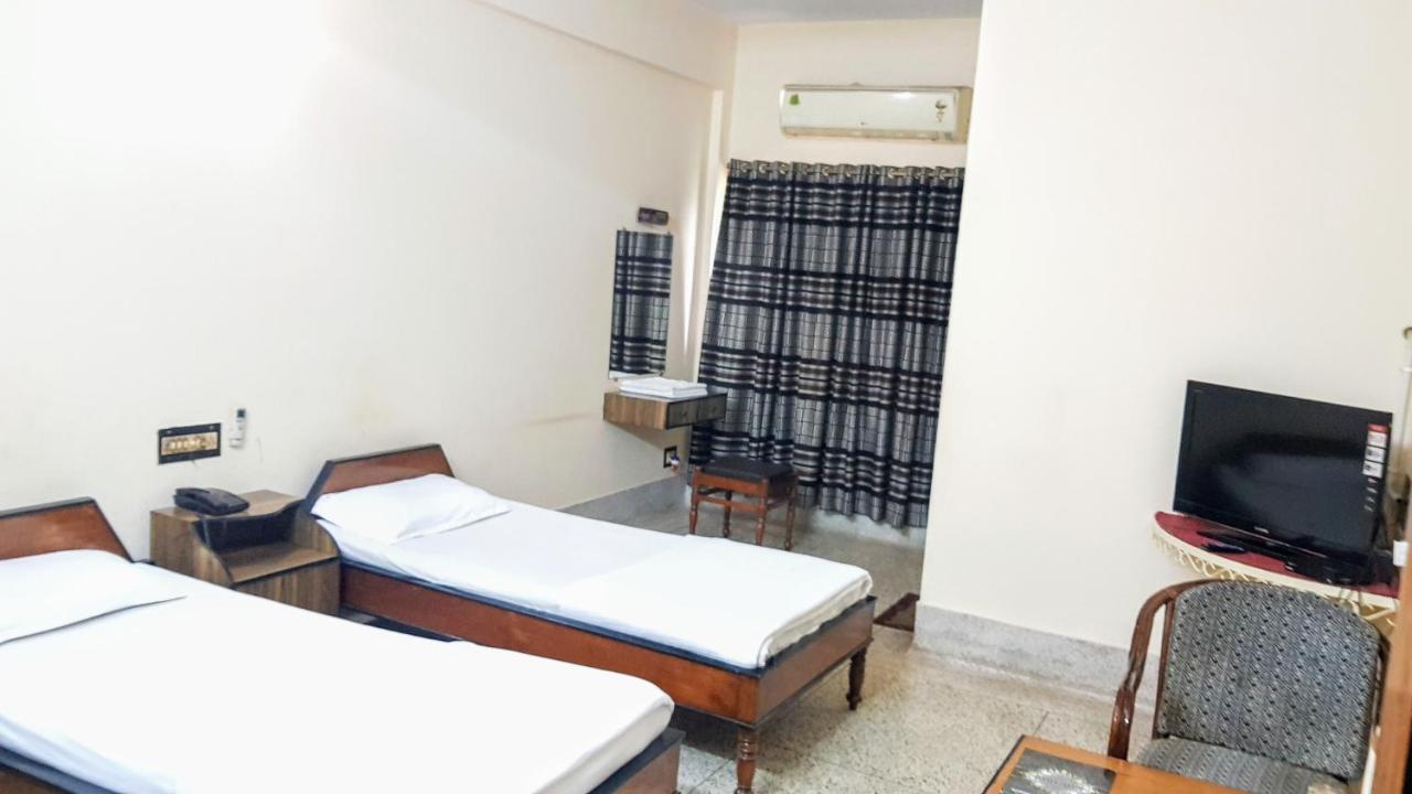 Hotel Bombay Inn คัทตัค ภายนอก รูปภาพ